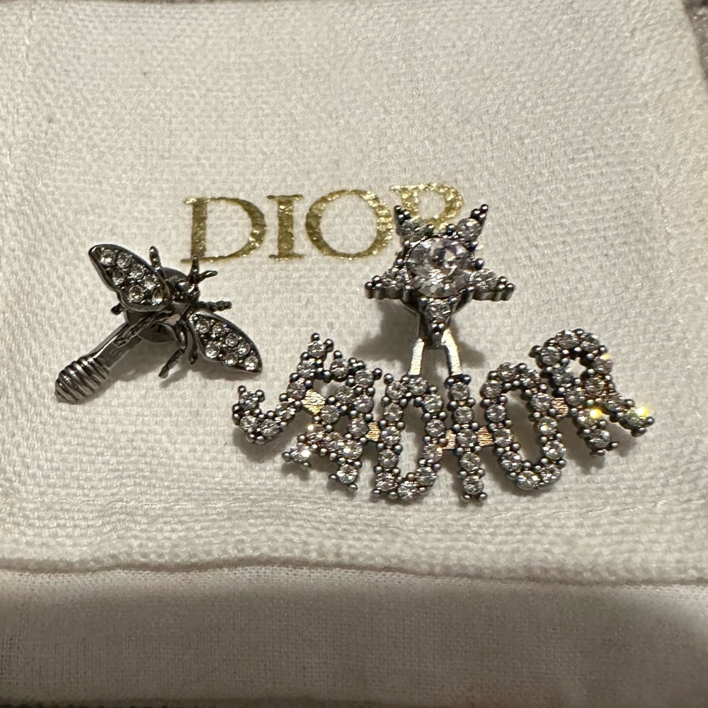 Authentic DIOR J’adior Earrings
Ear hugger excellent condition